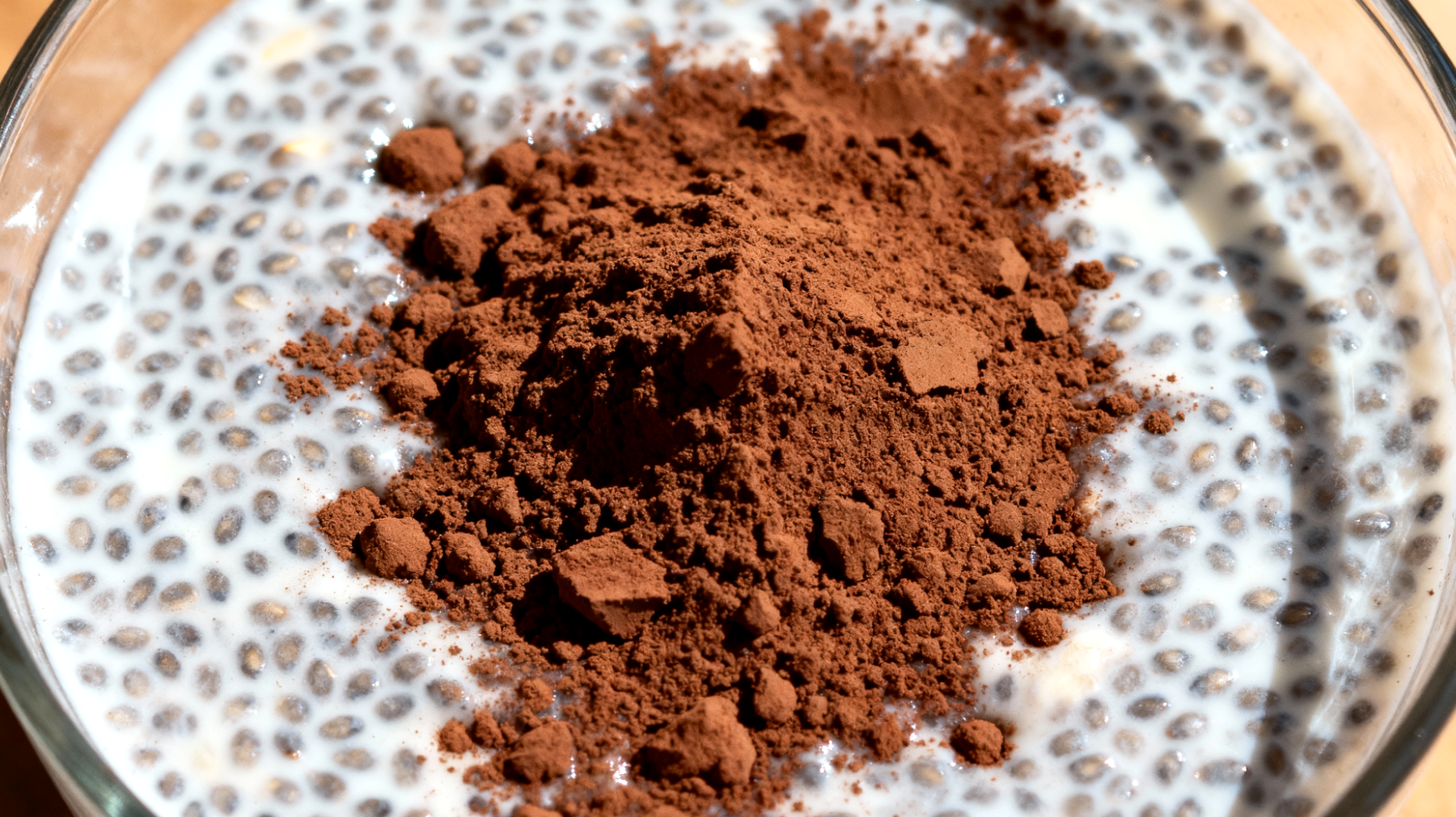 Budino di semi di chia con latte di mandorle e cacao crudo"