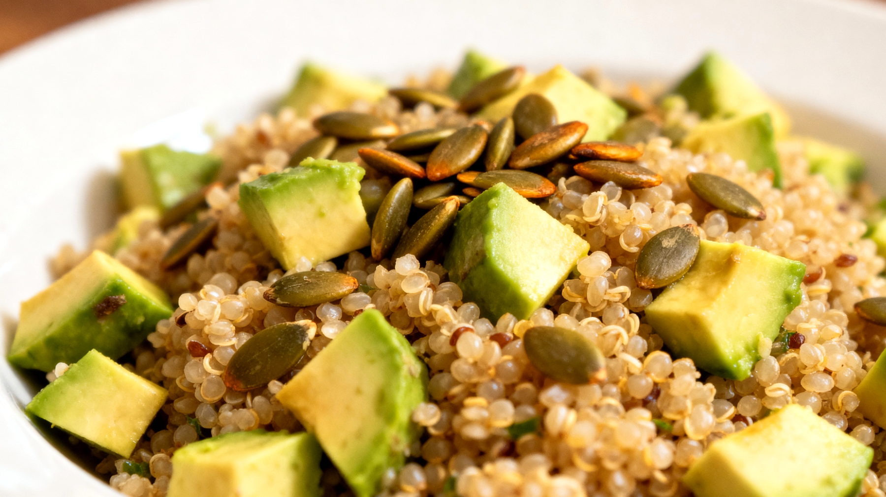 Insalata di quinoa con semi di zucca e avocado"