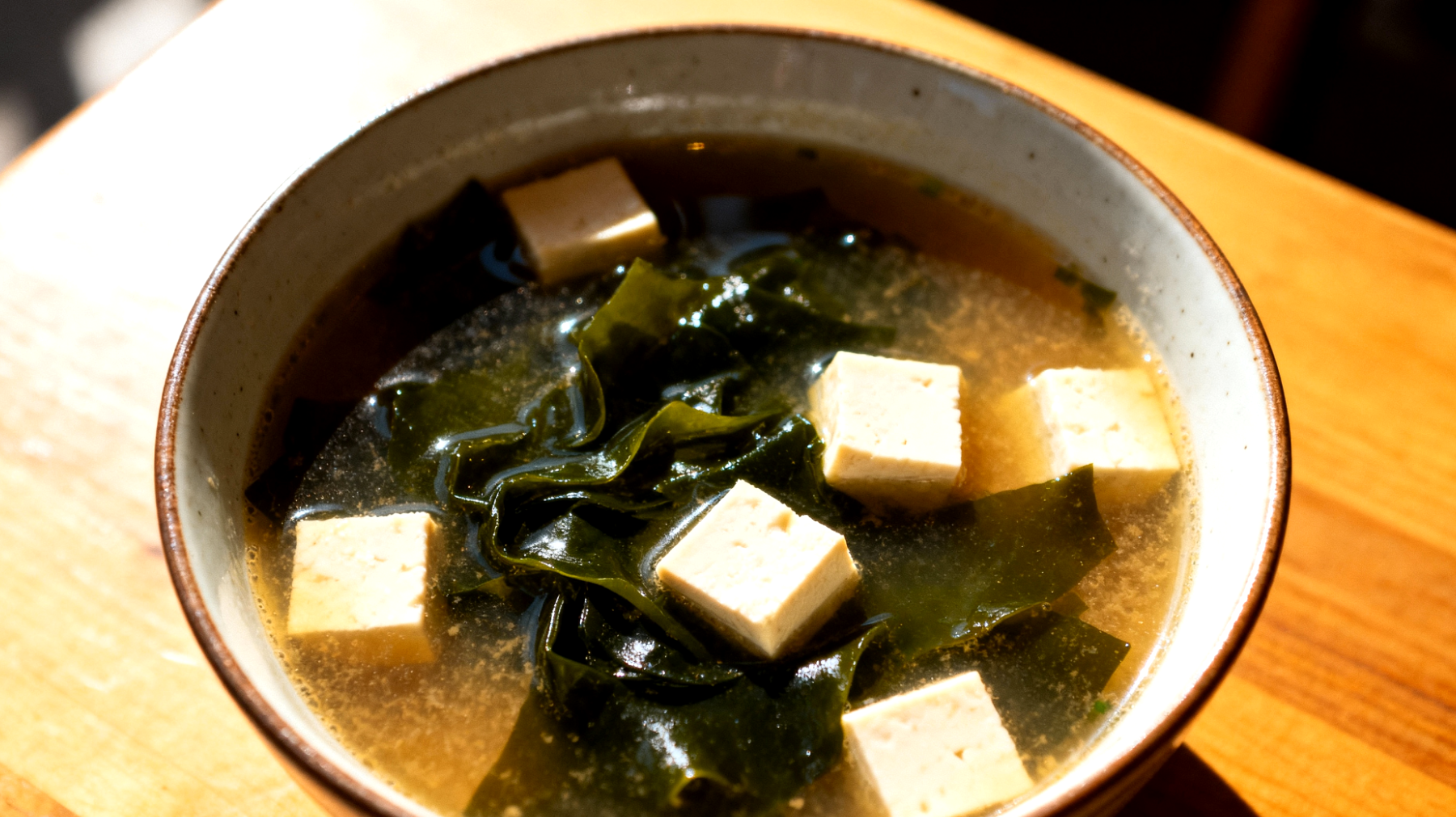 Zuppa di miso con alga wakame e tofu"