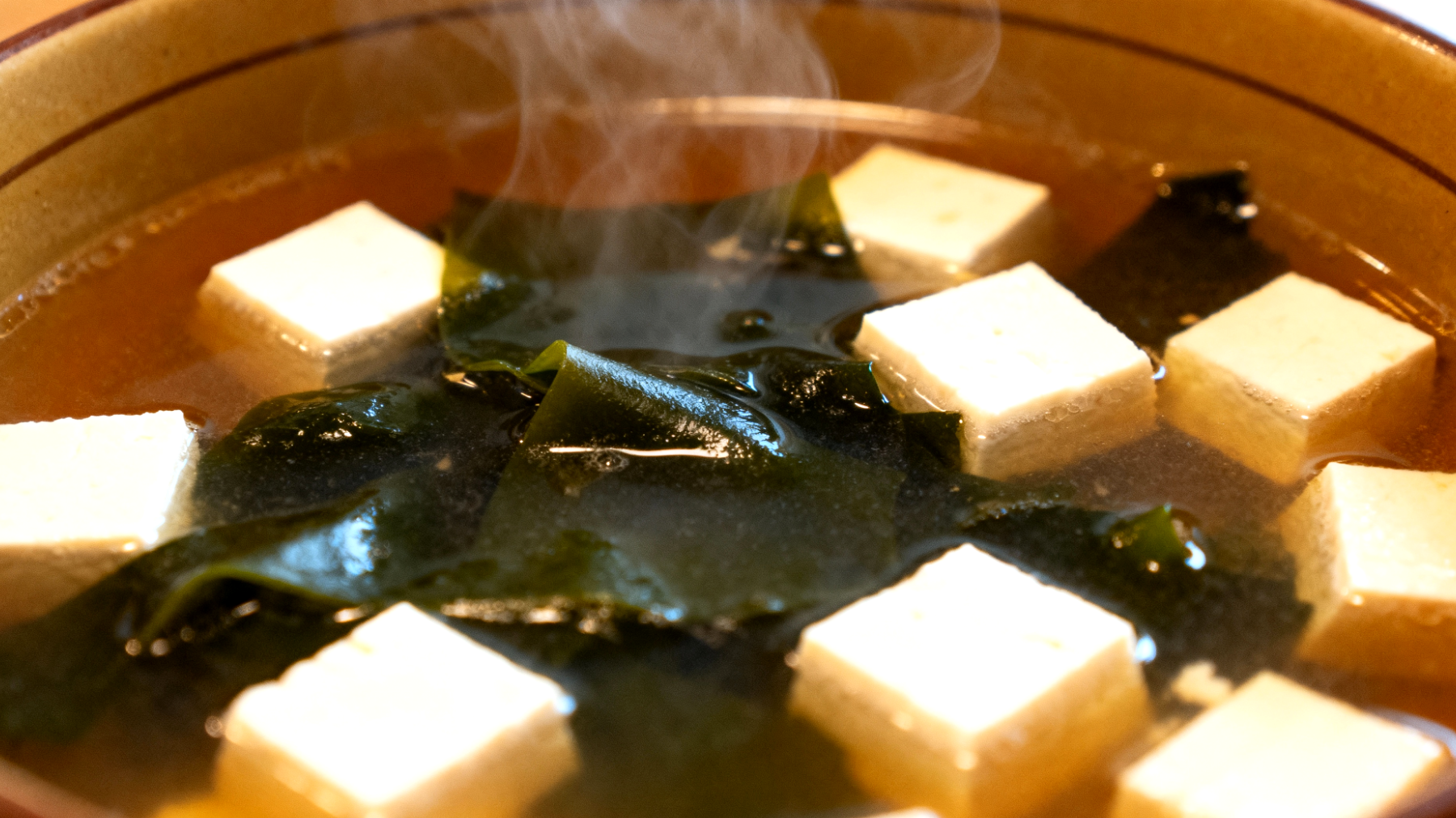 Zuppa di miso con tofu e alghe wakame"